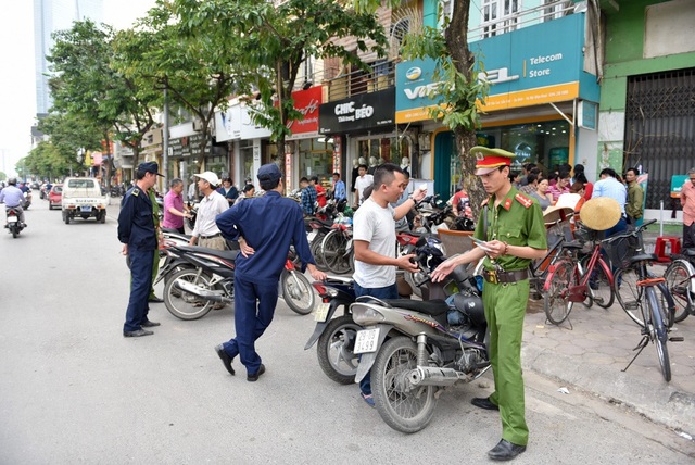 Hà Nội: Người dân xếp hàng đợi chụp ảnh "chính chủ" thuê bao di động - 4
Không còn chỗ để xe nên nhiều khách hàng để xe dưới lòng đường, bị lực lượng chức năng nhắc nhở, xử lý.