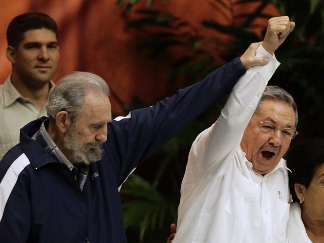 Dấu ấn "kỷ nguyên Castro" trên chính trường Cuba - 7
Ông Raul chính thức được bầu làm Chủ tịch Cuba vào năm 2008, kế nhiệm anh trai. Trong ảnh, Lãnh tụ Fidel và Chủ tịch Raul tại lễ bế mạc Đại hội đảng Cộng sản Cuba lần thứ 6 vào năm 2011.