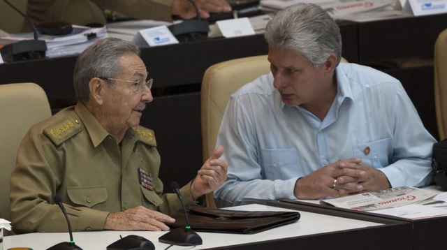 Dấu ấn "kỷ nguyên Castro" trên chính trường Cuba - 13
Chủ tịch Raul Castro đã thông báo sẽ nghỉ hưu khi nhiệm kỳ 2 của ông kết thúc vào tháng 4/2018. Ông Miguel Diaz-Canel (phải), Phó Chủ tịch thứ nhất Hội đồng Nhà nước Cuba, ngày 18/4 đã được Quốc hội Cuba chọn là ứng viên duy nhất kế nhiệm Chủ tịch Raul. Với việc ông Raul nghỉ hưu ở tuổi 86, Cuba sẽ chào đón một nhà lãnh đạo mới không xuất thân từ gia đình Castro và thế hệ cách mạng 1959.