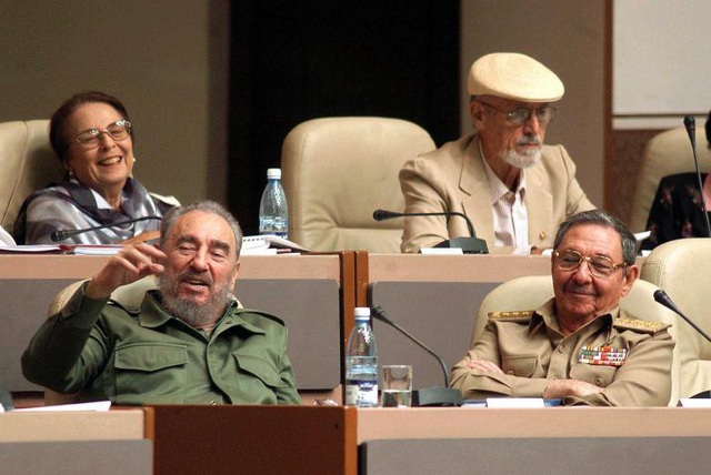 Dấu ấn "kỷ nguyên Castro" trên chính trường Cuba - 6
Vì lý do sức khỏe, đến năm 2006, ông Fidel Castro đã tạm chuyển giao quyền điều hành đất nước cho em trai Raul Castro, khi đó là Phó Chủ tịch thứ nhất Hội đồng Nhà nước Cuba.