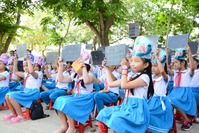 Quảng Ngãi: Học sinh tiểu học tìm hiểu kiến thức phòng chống thiên tai - 1
Các em học sinh tìm hiểu về thiên tai, cách phòng chống thiên tai để có thể bảo vệ mình.