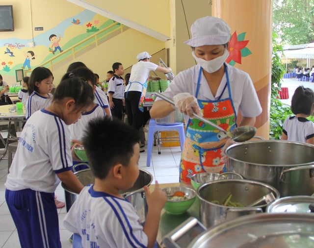 TPHCM siết chặt chất lượng dinh dưỡng bữa ăn học đường - 1 Bữa ăn trưa của học sinh tiểu học ở TPHCM