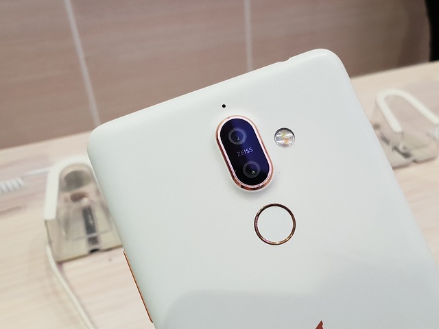 Trên tay Nokia 7 Plus - smartphone tràn viền đầu tiên của Nokia - 8 Dù ở phân khúc cận cao cấp nhưng máy trang bị camera được đánh giá cao, tiềm cận những mẫu cao cấp. Trong đó camera sau là cụm camera kép ống kính Zeiss với cảm biến chính 12 MP và một ống tele 13 MP.