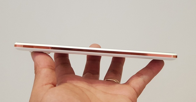 Trên tay Nokia 7 Plus - smartphone tràn viền đầu tiên của Nokia - 3 Khung viền của máy được xử lý khá tỉ mỉ với những đường cắt CNC mạnh mẽ. Cạnh trái là vị trí thẻ SIM và thẻ nhớ microSD.