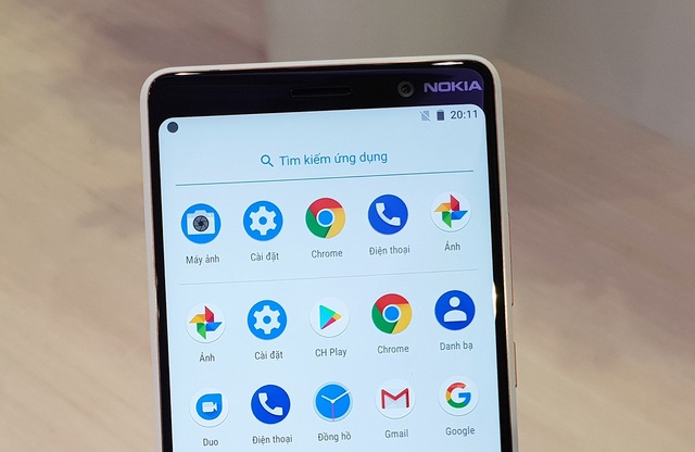 Trên tay Nokia 7 Plus - smartphone tràn viền đầu tiên của Nokia - 10 Mặt trước của máy cũng có một camera chính độ phân giải cao lên đến 16 MP và sử dụng ống kính Zeiss. Hãng tích hợp thêm tính năng Smart Pixel cho khả năng chụp trong điều kiện ánh sáng thấp tốt hơn. Camera này cũng cho phép khởi chạy tính năng mở khóa bằng khuôn mặt.