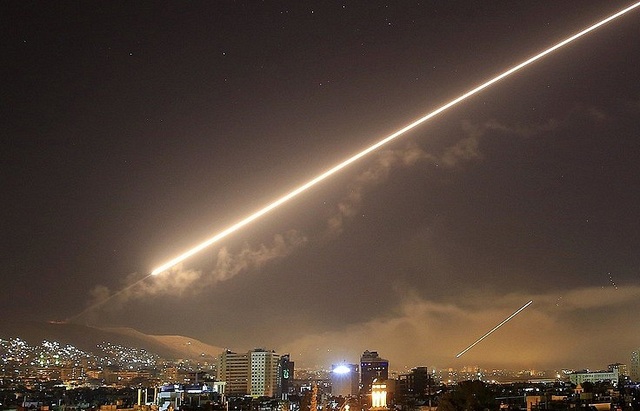 Triều Tiên thấy gì qua cuộc không kích của Mỹ tại Syria? - 2 Tên lửa vụt sáng trên bầu trời thủ đô Damascus, Syria trong cuộc không kích hôm 14/4 (Ảnh: AP)