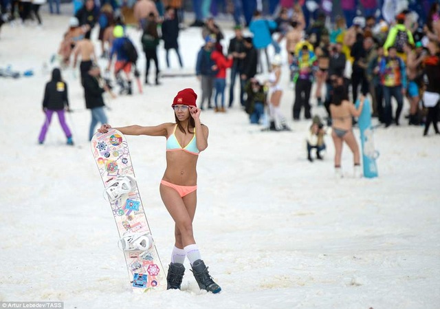 Dàn mỹ nhân diện bikini trượt tuyết gây sốt - 1 Các cô gái mặc bikini trượt tuyết thu hút mọi ánh nhìn của du khách