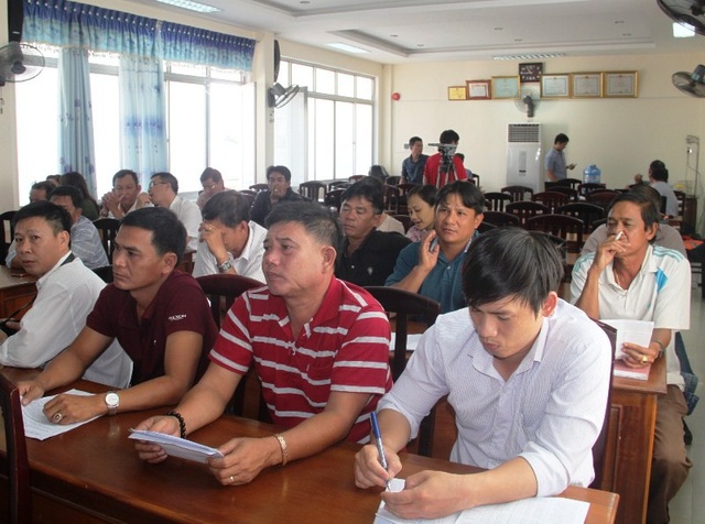 Vụ tàu vỏ thép hư hỏng: Ngư dân nuốt đắng nhận tiền hỗ trợ “bèo” của nhà máy - 2 Ngư dân quá mệt mỏi với họp hành, còn các công ty đóng tàu thì kì kèo...