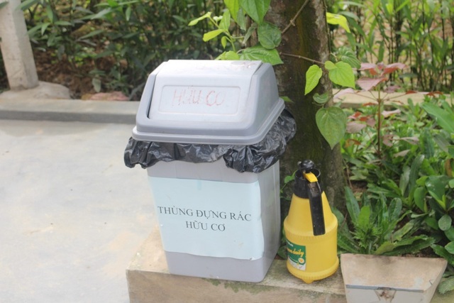 Cán bộ xã 10 năm chăm vợ ung thư vẫn “kiến tạo” khu vườn mẫu đẹp nhất tỉnh - 2 Rác được phân loại...