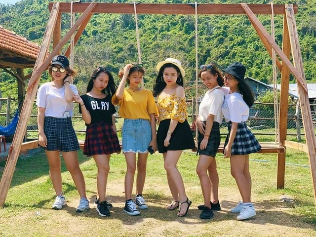 Điểm “sống ảo” với hai cây sung 100 tuổi cực chất ở Phú Yên - 11 Nhiều nhóm bạn trẻ thích thú tạo dáng tại trang trại B and U farm