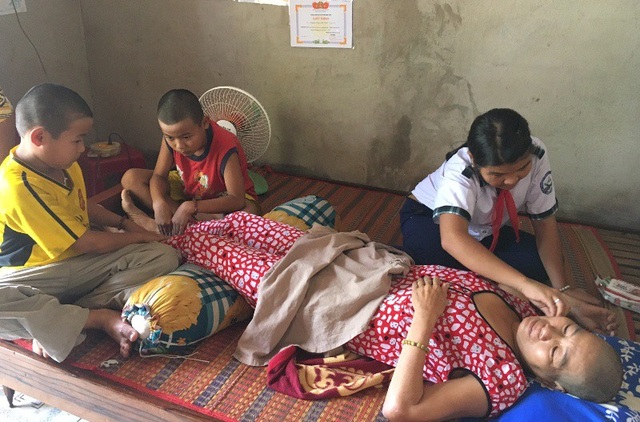 Rơi nước mắt cảnh 3 chị em bán vé số mong cứu mẹ bệnh liệt giường - 1 3 chị em bé Tuyết đang chăm sóc mẹ bệnh nằm liệt giường