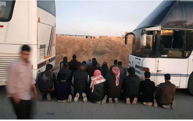 Đông Ghouta: Nhóm nổi dậy cuối cùng đầu hàng - 2
Các tay súng nhóm Failq al-Rahman cầu nguyện trước khi rời khỏi thị trấn Douma, Đông Ghouta, ngoại ô thủ đô Damacus (Syria) ngày 1-4. Ảnh: REUTERS