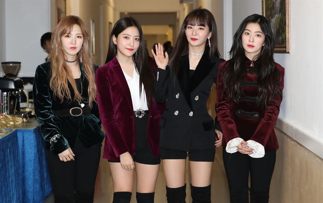Ban nhạc nữ Hàn Quốc khiến ông Kim Jong-un thay đổi quyết định vào phút chót - 1
4 thành viên ban nhạc Red Velvet biểu diễn tại Bình Nhưỡng. (Ảnh: Korea Times)
