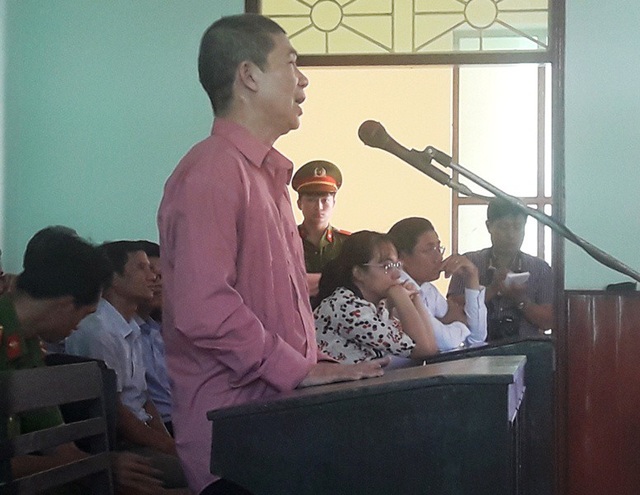 Nguyên trưởng phòng thanh tra thuế nhận tiền hối lộ vì nghĩ là bịch…kẹo? - 1 Bị cáo Hồ Minh Khiêm - nguyên Trưởng phòng Thanh tra thuế thuộc Cục Thuế tỉnh Bình Định tại tòa.
