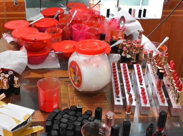 Phát hiện cơ sở sản xuất son môi trái phép - 3 Các loại nguyên vật liệu bày la liệt tại bàn ăn dùng để làm son môi