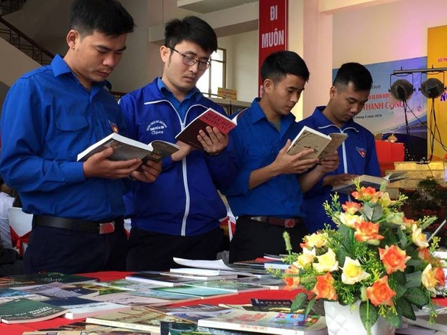 Học sinh Hà Tĩnh thích thú với ngày hội sách - 2 Các em học sinh, đoàn viên say sưa thưởng thức sách tại ngày hội sách