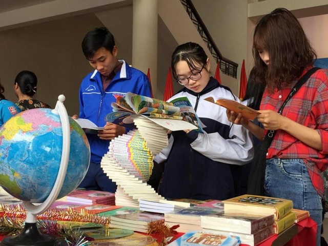 Học sinh Hà Tĩnh thích thú với ngày hội sách - 1 Học sinh Hà Tĩnh thích thú với ngày hội sách - 1