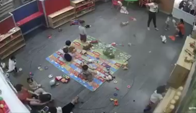 Nghệ An: Đình chỉ cơ sở mầm non nơi cô giáo bạo hành trẻ - 2 Nữ giáo viên bế cháu bé vào chân tường rồi liên tục đánh vào người cháu bé (ảnh cắt từ clip).