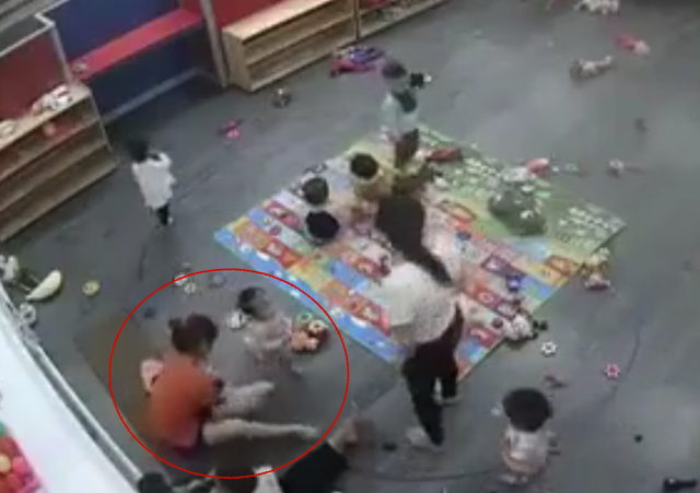 Cô giáo mầm non tát trẻ liên tục ngay trong lớp học - 4 Cô giáo đánh đập học sinh.