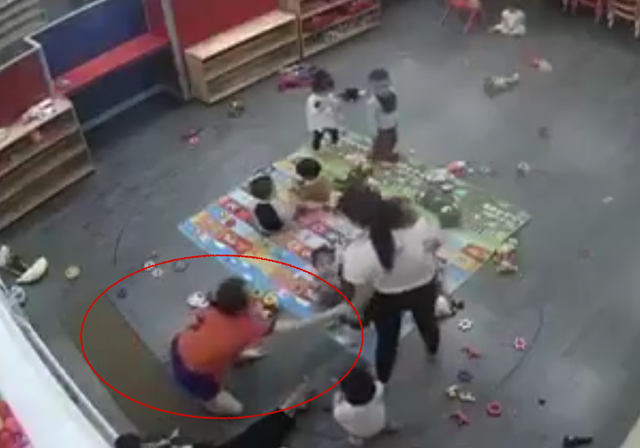 Gia đình đồng ý tha lỗi cho cô giáo đánh trẻ tại lớp học - 1 Hình ảnh nữ giáo viên đánh liên tiếp vào cháu bé khiến không ít người bức xúc (ảnh cắt từ clip).