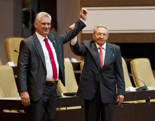 Đảo quốc Cuba có Chủ tịch mới hậu kỷ nguyên Castro - 1
Ông Raul Castro chúc mừng ông Miguel Díaz-Canel sau khi ông được bầu làm Chủ tịch Cuba (Ảnh: Reuters)