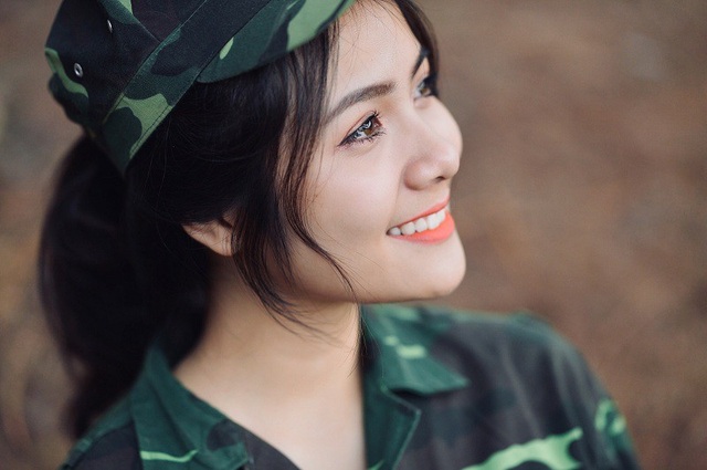 Nữ sinh “thiên thần áo dài” lại gây thương nhớ với trang phục áo lính - 7 “Khoác lên mình bộ đồng phục áo lính giúp chúng em vừa thoải mái, tự tin lại một lần được thử cảm giác mặc quân phục là như thế nào. Chúng em thêm tự hào và yêu mến các anh bộ đội”, Giang nói.
