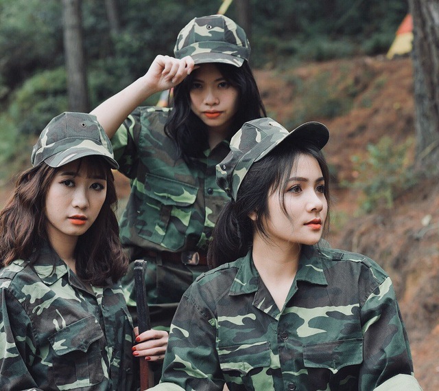 Nữ sinh “thiên thần áo dài” lại gây thương nhớ với trang phục áo lính - 11 Nữ sinh “thiên thần áo dài” lại gây thương nhớ với trang phục áo lính - 11