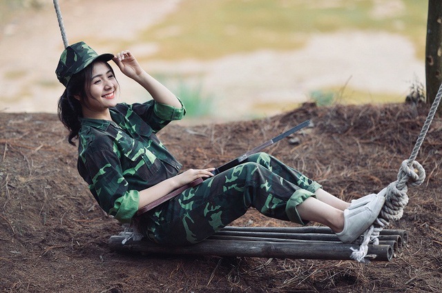 Nữ sinh “thiên thần áo dài” lại gây thương nhớ với trang phục áo lính - 6 Chia sẻ về ý tưởng bộ ảnh, Thu Giang cho biết bộ ảnh được chụp vào ngày 15/4 vừa qua với mong muốn thông qua hoạt động này có thể thể hiện được tình đồng chí, đồng đội đoàn kết cùng chiến đấu, cùng nhau vượt qua khó khăn.