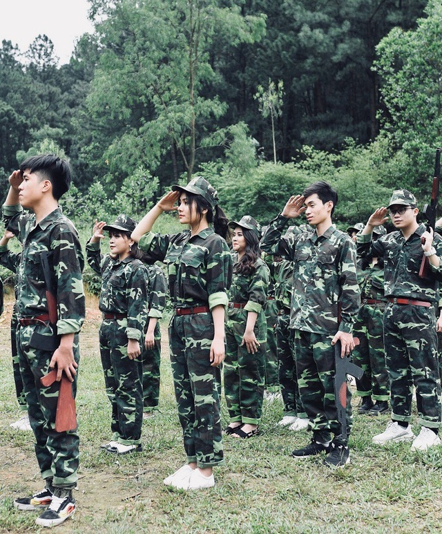 Nữ sinh “thiên thần áo dài” lại gây thương nhớ với trang phục áo lính - 9 Được biết không chỉ học giỏi, Thu Giang còn là một nữ sinh rất tích cực tham gia các hoạt động của trường. Mới đây, cô bạn cũng xuất sắc giành giải Nhất Hội thi Học sinh thanh lịch do Đoàn trường THPT Lý Thái Tổ tổ chức.