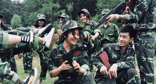 Nữ sinh “thiên thần áo dài” lại gây thương nhớ với trang phục áo lính - 8 Duyên dáng, thướt tha trong tà áo dài trắng nhưng khi khoác lên mình trang phục áo lính, Thu Giang vẫn thể hiện nét đẹp tinh khôi không kém phần cá tính của mình. Giang mong muốn thông qua bộ ảnh này gửi đến các bạn thông điệp: “Hãy xây dựng tình bạn bền vững, keo sơn như tình đồng chí”.