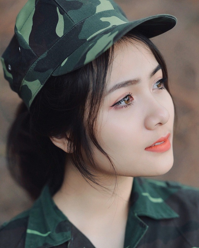 Nữ sinh “thiên thần áo dài” lại gây thương nhớ với trang phục áo lính - 4 Thu Giang có thân hình mảnh mai, khuôn mặt xinh xắn. Giang cho biết, bản thân là một người “mê” áo dài bởi Giang thích vẻ đẹp tự nhiên của con gái Việt, duyên dáng, nhẹ nhàng. “Nhìn bạn nữ mặc áo dài bản thân em cũng thấy yêu rồi”, Giang nói.