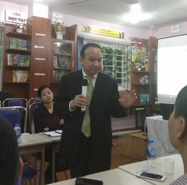 Vụ trường “ma”: Rà soát toàn bộ các cơ sở giáo dục có yếu tố nước ngoài - 1 Ông Phillip Nguyen, người sáng lập ra GWIS đang giải thích cho phụ huynh tại Trường Newton. (Ảnh: Mỹ Hà)