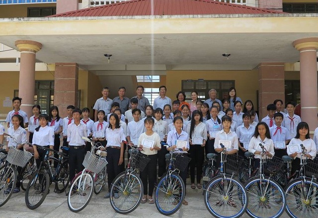 Hàng trăm suất học bổng cho học trò nghèo Phú Yên, Bình Định - 1 Hàng trăm học sinh khó khăn ở hai tình Phú Yên, Bình Định nhận học bổng hỗ trợ học tập