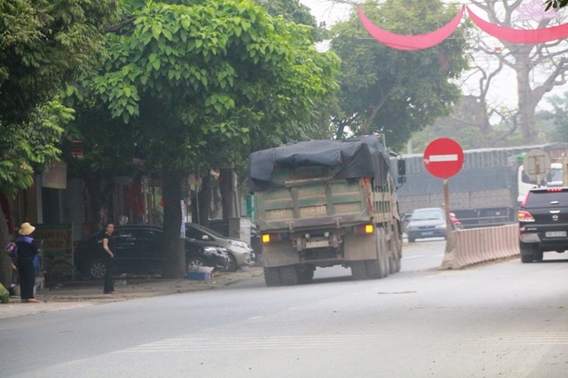 Ninh Bình: CSGT mạnh tay dẹp “binh đoàn” xe quá tải sau phản ánh của Báo Dân trí! - 4 Xe tải 35C - 066.80 đi ngược chiều mà báo Dân trí phản ánh đã bị CSGT xử phạt 1 triệu đồng, lái xe bị tước Giấy phép 2 tháng.