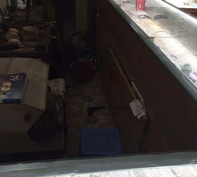 Hà Nội: Xác định danh tính nghi phạm cầm súng cướp tiệm vàng - 2 Khẩu súng của nghi phạm dùng để đe dọa chủ tiệm vàng (Ảnh: Người dân cung cấp).