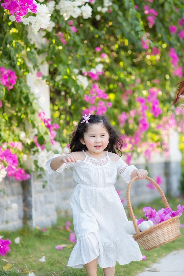 Ngày nắng đẹp bên giàn hoa giấy của "thiên thần nhí" Mimi - 2 Mẹ của Mimi chia sẻ: Mimi thường tự chọn quần áo mặc đi học, bỏ vào balo, tự đánh răng, vệ sinh xong mới nhờ mẹ làm sạch giùm, tắm thì tự tắm, chỉ gội đầu mới nhờ mẹ.... Bé nói con lớn rồi con muốn tự làm.