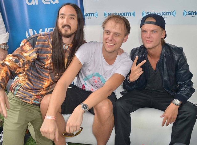 Danh tiếng “nuốt chửng” cuộc đời “ông hoàng nhạc dance điện tử” như thế nào? - 4 Avicii (ngoài cùng bên phải) chụp hình bên các DJ danh tiếng thế giới khác - Steve Aoki (ngoài cùng bên trái) và Armin van Buuren (giữa)