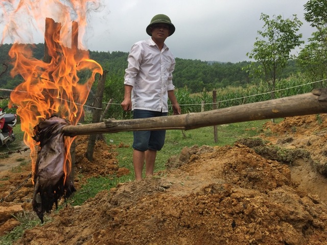 Lộ diện "thủ phạm" gây sự cố giếng nhiễm dầu ở Hà Tĩnh - 2
Nhúng giẻ vào nước múc lên từ giếng, châm lửa đốt giẻ bốc cháy dữ dội.