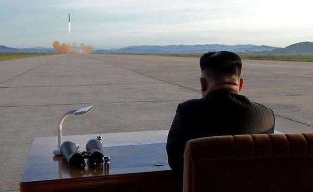 Tuyên bố dừng thử vũ khí, Triều Tiên thực sự từ bỏ tham vọng hạt nhân? - 2 Ông Kim Jong-un thị sát một vụ phóng tên lửa của Triều Tiên (Ảnh: Reuters)