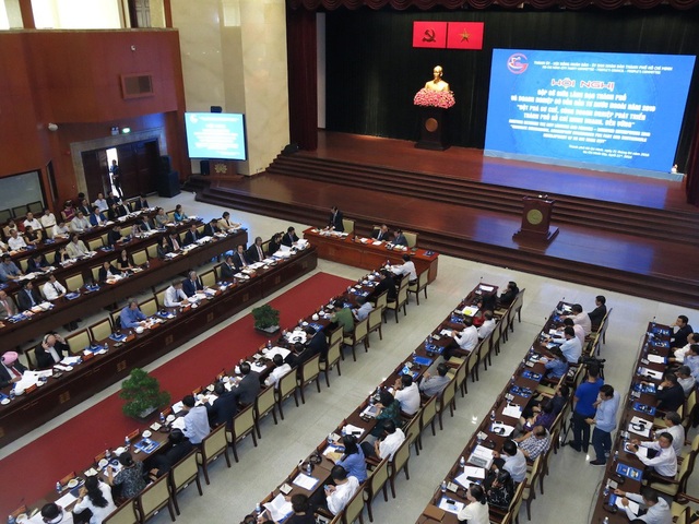 Năng suất lao động người Singapore cao gấp 20 lần người Việt Nam? - 1 Lãnh đạo TPHCM gặp gỡ gần 200 doanh nghiệp có vốn đầu tư nước ngoài trên địa bàn thành phố