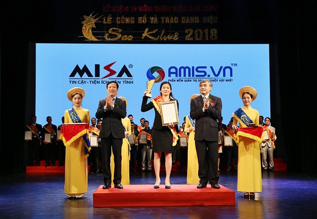 Tiên phong trong cuộc CMCN 4.0, MISA giành "cú đúp" Sao Khuê 2018 - 1
Bà Tạ Thị Vân - Giám đốc Trung tâm kinh doanh Cloud doanh nghiệp, Văn phòng MISA Hà Nội, Công ty Cổ phần MISA nhận danh hiệu Sao khuê 2018 cho Phần mềm Quản trị doanh nghiệp hợp nhất AMIS.VN tại hạng mục sản phẩm ứng dụng công nghệ 4.0