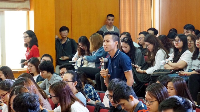 Lộ trình nghề nghiệp nào lí tưởng cho sinh viên ngành Tài chính ngân hàng? - 4 Sinh viên hào hứng đặt câu hỏi băn khoăn về định hướng nghề nghiệp tới diễn giả.