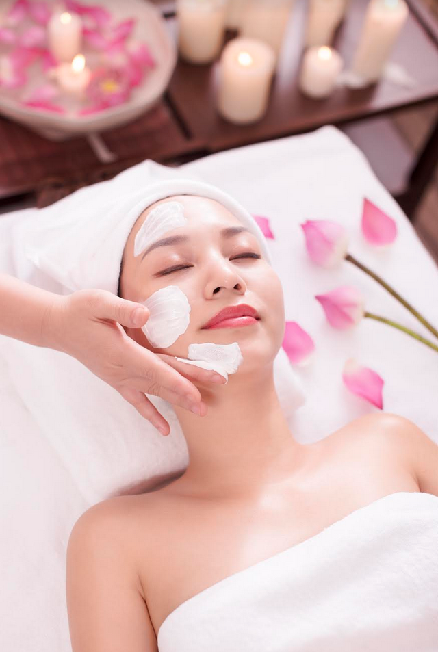 Mỹ phẩm làm trắng - dùng sao cho "chuẩn" - 3
Tận hưởng không gian tĩnh lặng và sự chăm sóc tại spa giúp làn da tươi sáng mịn màng hơn. Nguồn: Menard Việt Nam