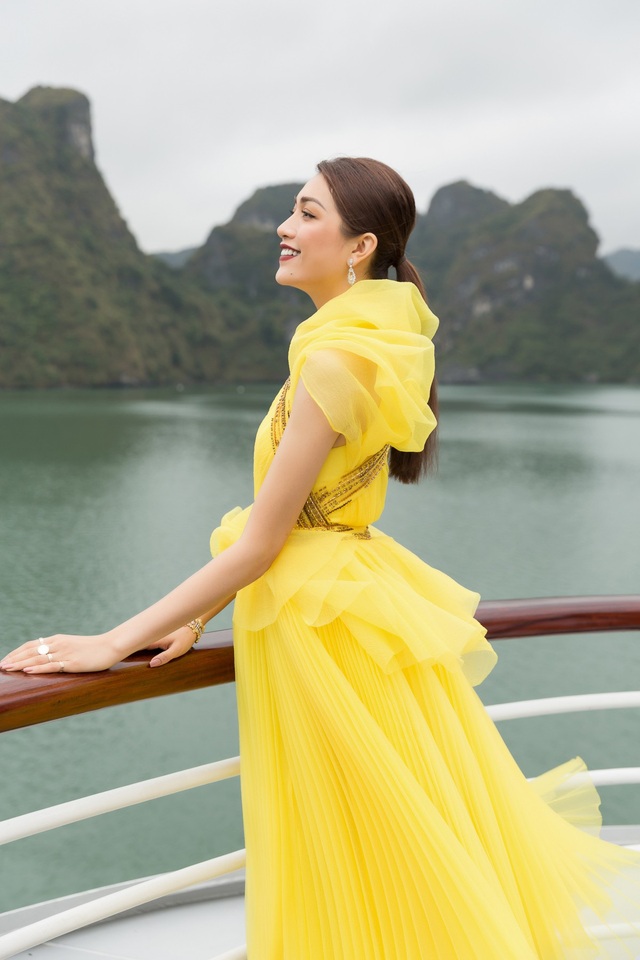 Á hậu Lệ Hằng tình tứ cùng MC Phan Anh giữa Vịnh Hạ Long - 3 Bộ váy giúp Lệ Hằng toả sáng giữa không gian gió, nước xanh mát của Vịnh Hạ Long. Điểm nhấn trên trang phục của người đẹp là loạt trang sức kim cương. Người đẹp mang vòng tay và hoa tai kim cương vàng đắt đỏ.