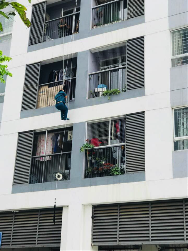 Tập huấn phòng cháy chữa cháy và cứu hộ cứu nạn tại dự án Hồng Hà Eco City - 4
Cứu hộ cứu nạn bằng dây hạ chậm từ tầng 5