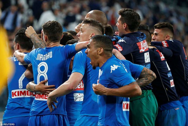 Juventus thua Napoli, cuộc đua vô địch Serie A căng như dây đàn - 2 Napoli chỉ còn kém Juventus đúng 1 điểm