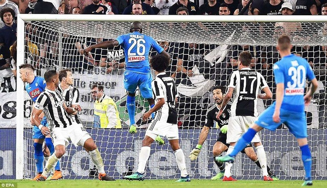 Juventus thua Napoli, cuộc đua vô địch Serie A căng như dây đàn - 1 Cú đánh đầu của Koulibaly giúp Napoli chiến thắng trước Juventus
