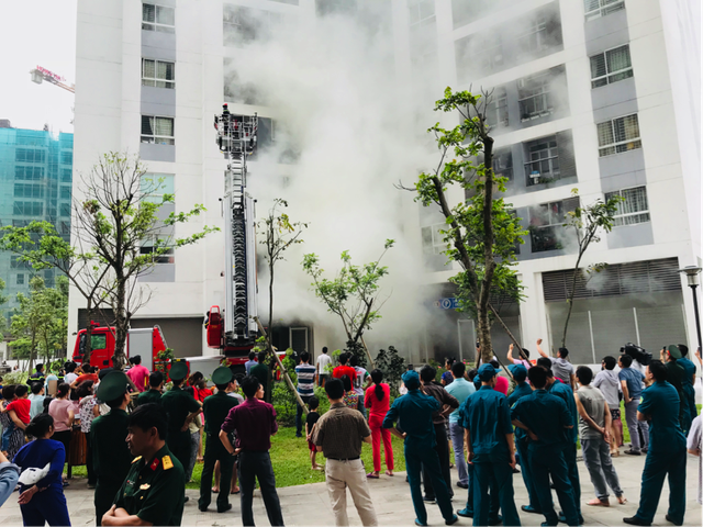 Tập huấn phòng cháy chữa cháy và cứu hộ cứu nạn tại dự án Hồng Hà Eco City - 5
Xe thang cứu hộ nạn nhân giả định khi cháy tại tầng 12 của khu chung cư
