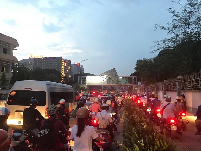 Hàng nghìn người “chôn chân” trước sân bay Tân Sơn Nhất do kẹt xe - 3 Hàng nghìn người “chôn chân” trước sân bay Tân Sơn Nhất do kẹt xe - 3