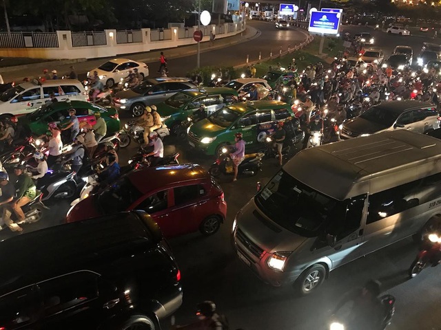 Hàng nghìn người “chôn chân” trước sân bay Tân Sơn Nhất do kẹt xe - 10 Các phương tiện ùn ứ phía dưới chân cầu vượt thép trước cửa ngõ sân bay